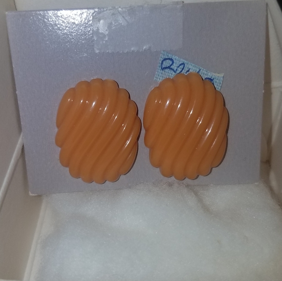 Two pair if vintage Avon earrings new in box - Picture 2 of 2